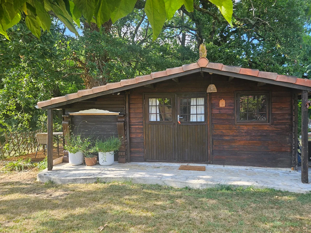 Cabin under the oaks